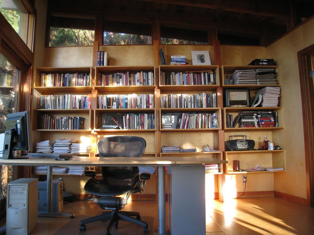 Una biblioteca de piso a techo empieza por el veteado